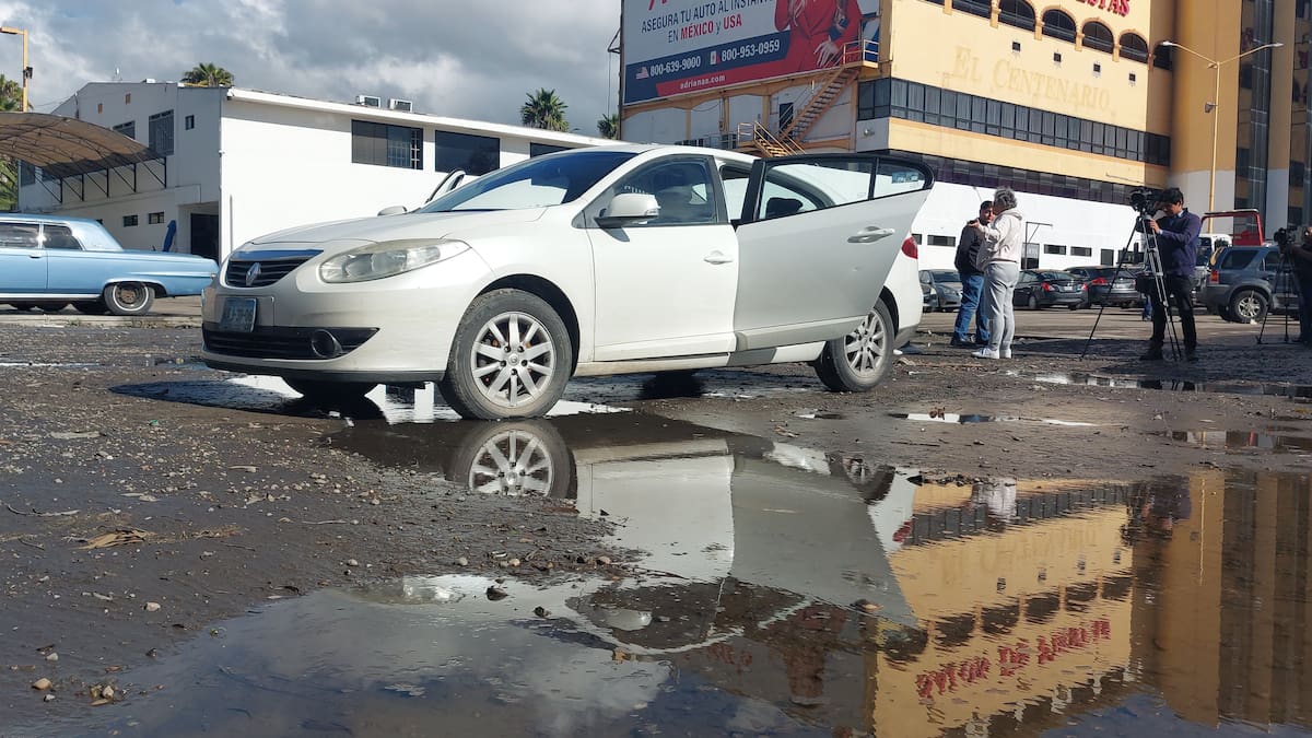 Inundación en Paseo del Centenario deja autos dañados a conductores