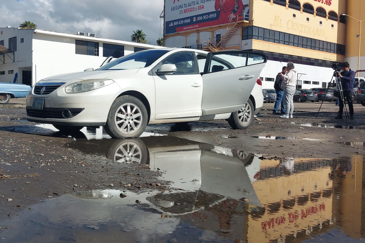 Inundación en Paseo del Centenario deja autos dañados a conductores