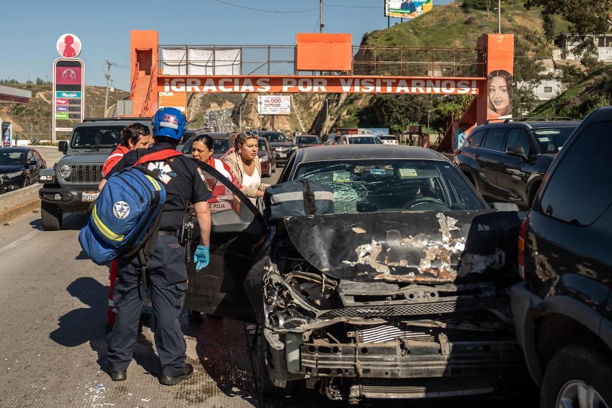Choque múltiple en carretera a Playas de Tijuana deja a adulta mayor herida