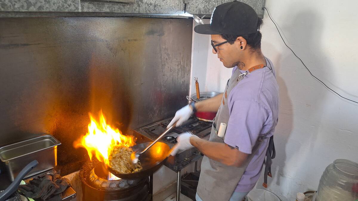 Gerardo Godoy relata que se dio cuenta que en Hermosillo la gran mayoría de la oferta gastronómica se reduce a
tacos, burros, tortas y hot dogs, por ello buscó traer algo diferente. FOTO: MIRNA LUCÍA ROBLES