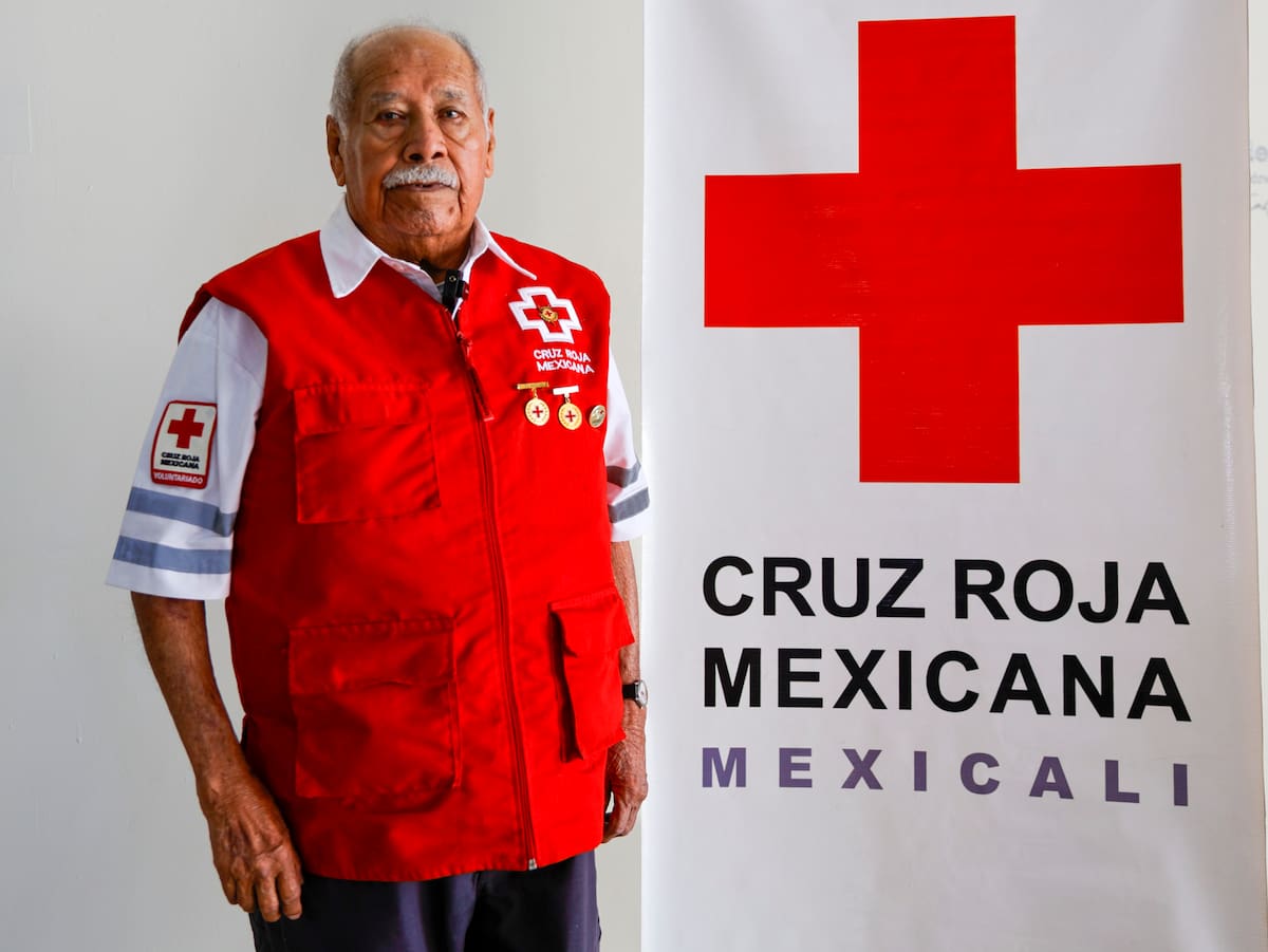 Arturo Vélez López recibe un reconocimiento de Cruz Roja Mexicali por 70 años de servicio voluntario. Ingresó a la institución en 1956 y, a sus 98 años, continúa siendo un referente del socorrismo en la ciudad. (Juan J. Morales)