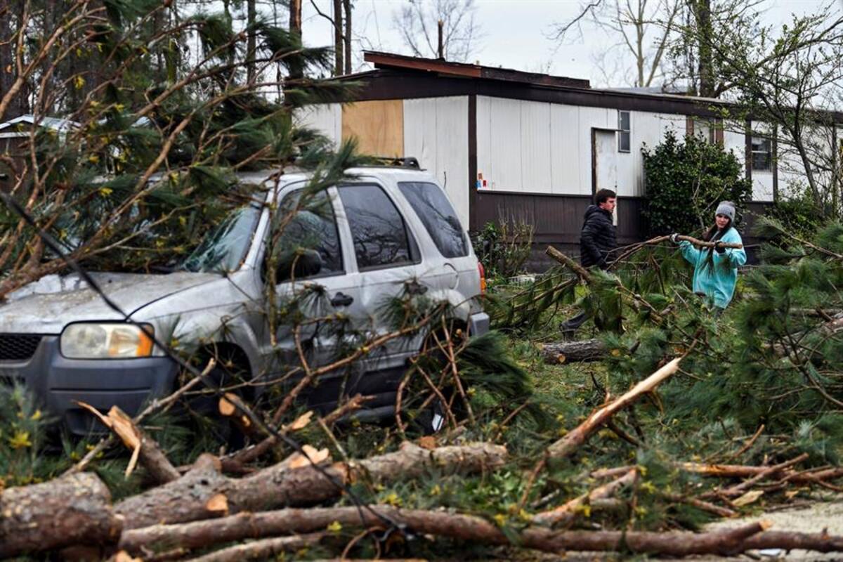 VIDEO: Al menos cinco muertos por un poderoso tornado en Alabama