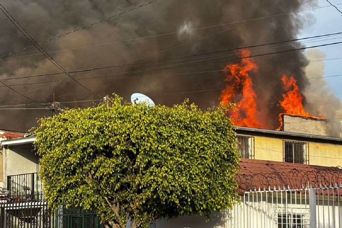 Fuego consume vivienda en Zona Centro