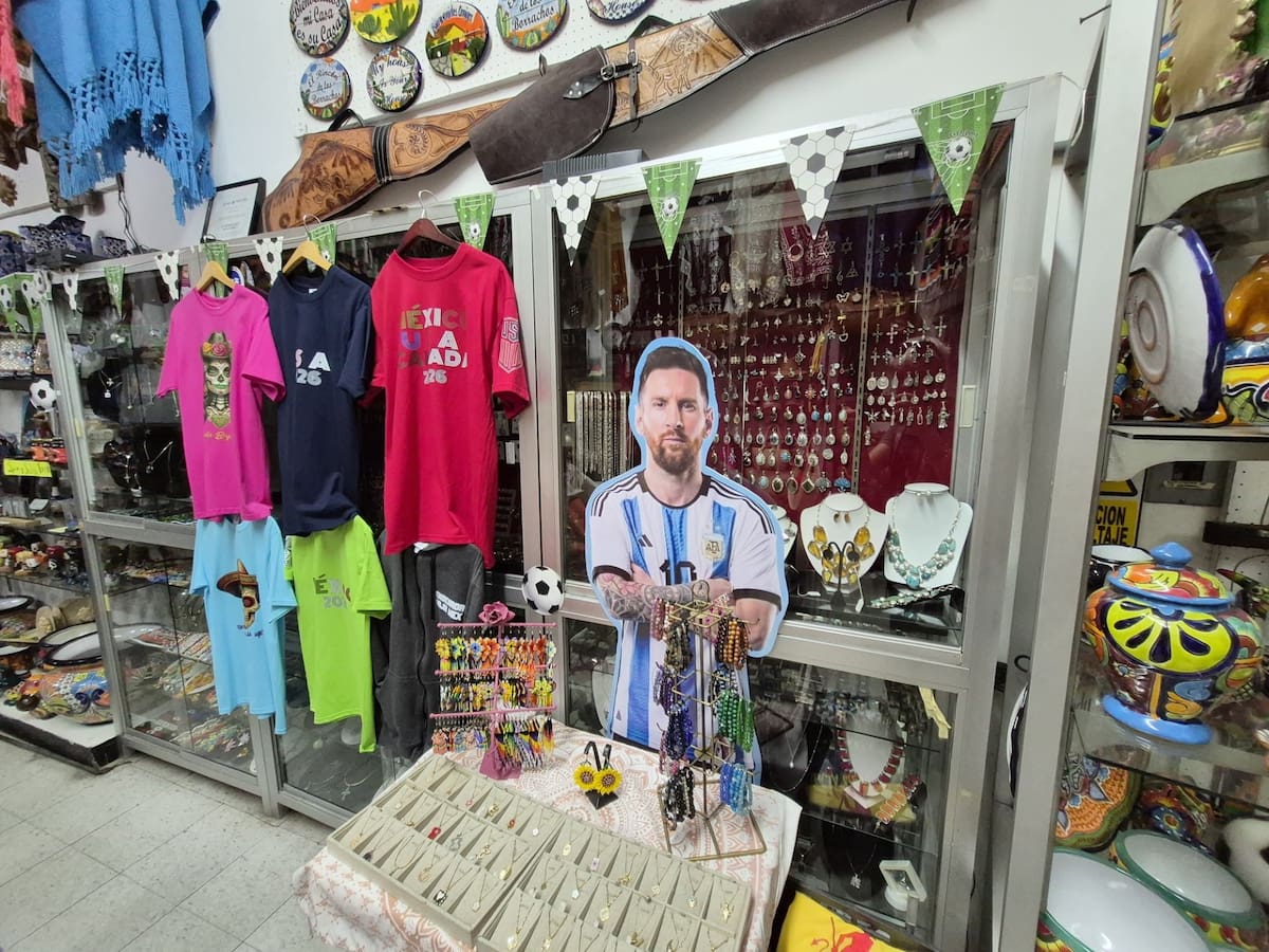 Comerciantes de la calle Primera decoran sus negocios con temática mundialista y lanzan promociones para atraer a turistas y aficionados rumbo al Mundial 2026. Fotos: Cortesía.