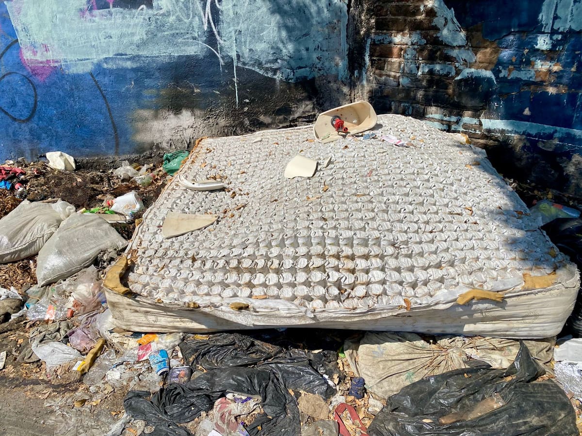 Algunas personas optan por quemar la basura cuando la acumulación se vuelve excesiva. Foto: Glenn Sánchez