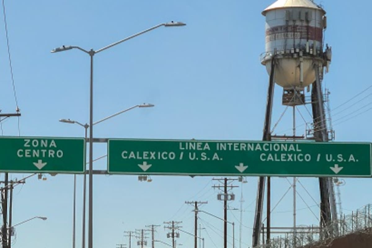 Largas filas para cruzar a Caléxico este viernes por la mañana