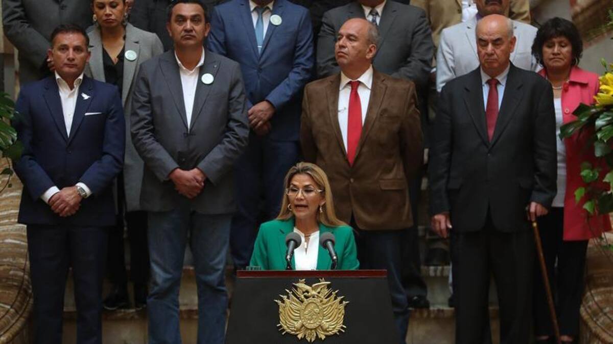 Áñez pide a sus ministros renunciar previo a registro de candidatos