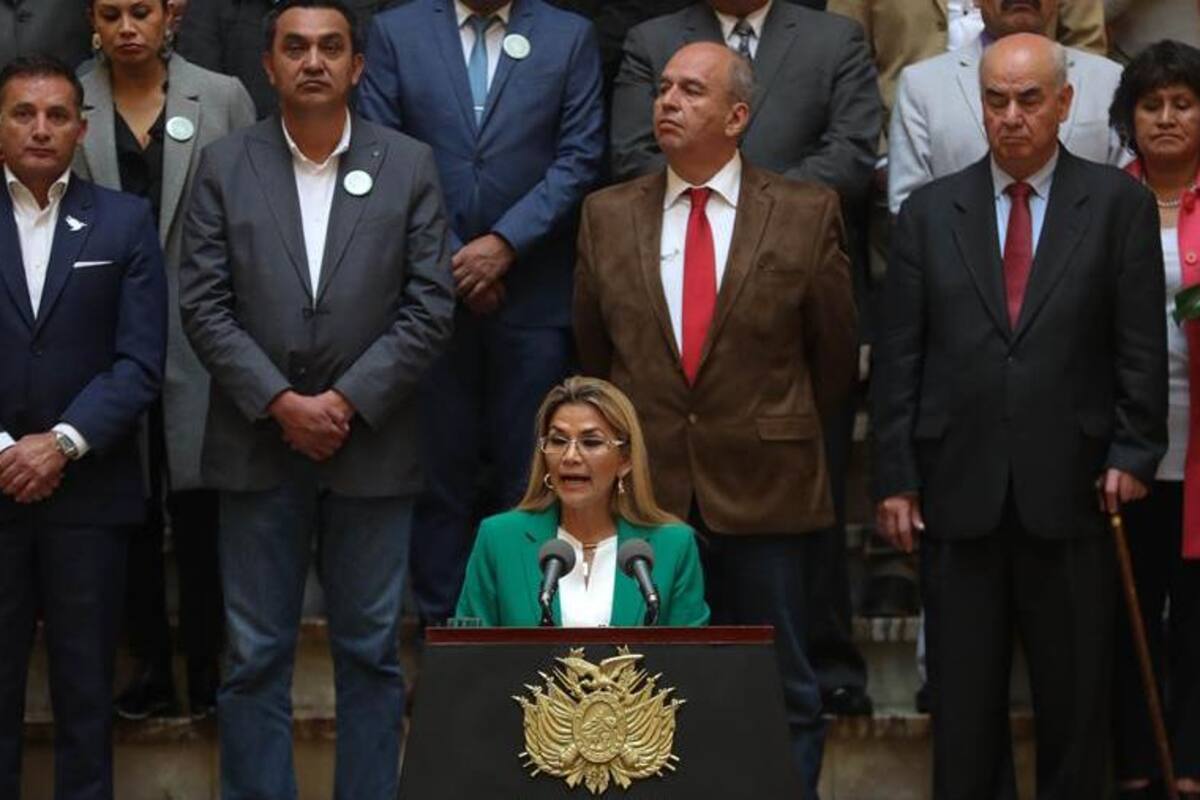 Áñez pide a sus ministros renunciar previo a registro de candidatos