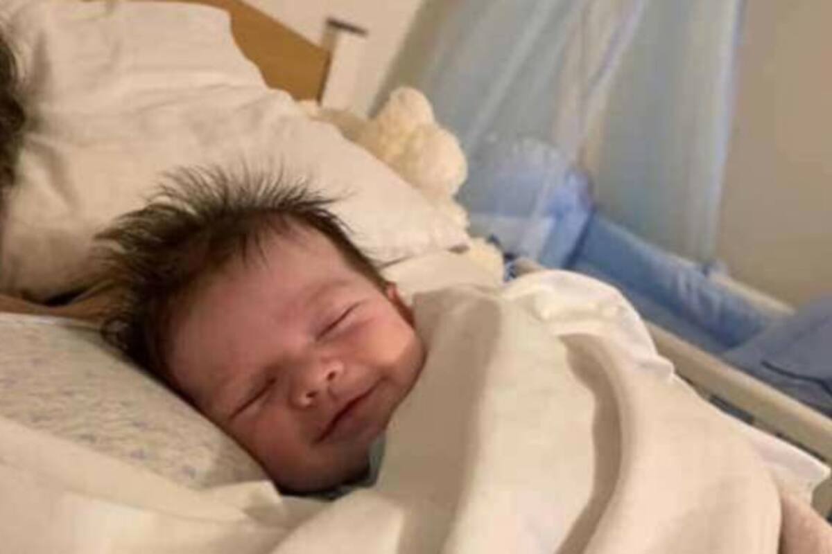 Bebé tiene instantes de felicidad al estar en brazos de su madre muerta