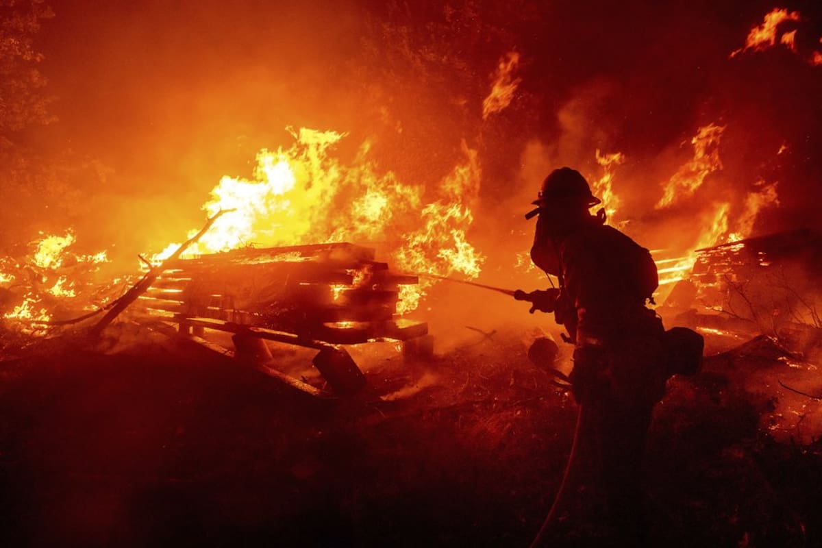 California enfrenta uno de los peores incendios de su historia