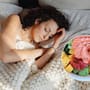 Qué comer en la noche para dormir mejor: 5 alimentos que ayudan a equilibrar las hormonas del sueño