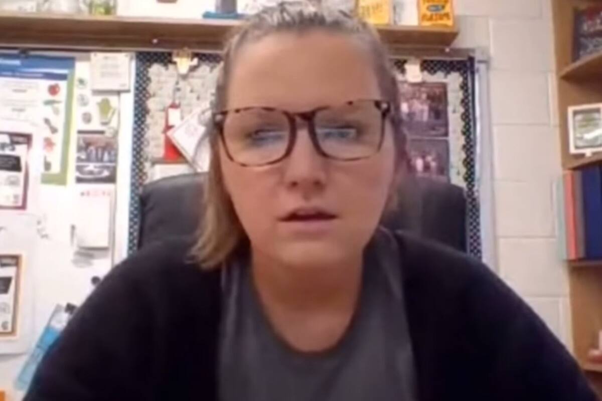 Profesora hace broma a sus alumnos en plena clase en línea