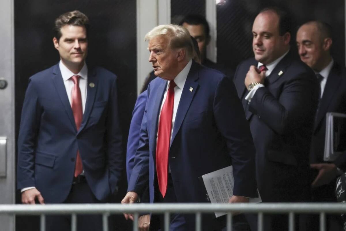 El ex presidente Donald Trump, en el centro, pasa junto al representante Matt Gaetz, a la izquierda, republicano de Florida, fuera de la sala del tribunal después de las audiencias del día en su juicio el jueves 16 de mayo de 2024, en Nueva York. El asesor de Trump, Boris Epshteyn, y el abogado Emil Bove, a la derecha, lo siguen. | Crédito: Mike Segar/Pool Photo vía AP.