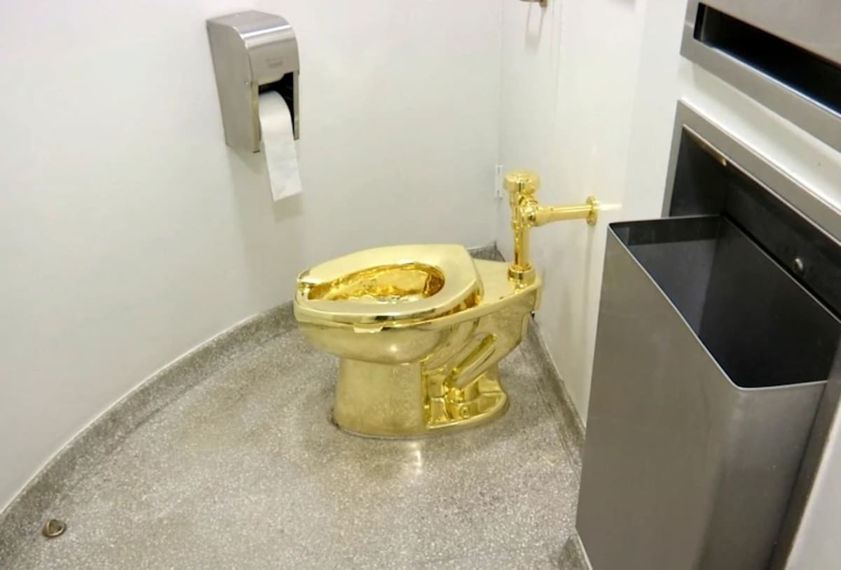 Esta imagen de archivo del 16 de septiembre de 2016, extraída de un video, muestra el inodoro de 18 quilates, titulado "América", de Maurizio Cattelan, en el baño del Museo Solomon R. Guggenheim de Nueva York. | Crédito: AP, Archivo