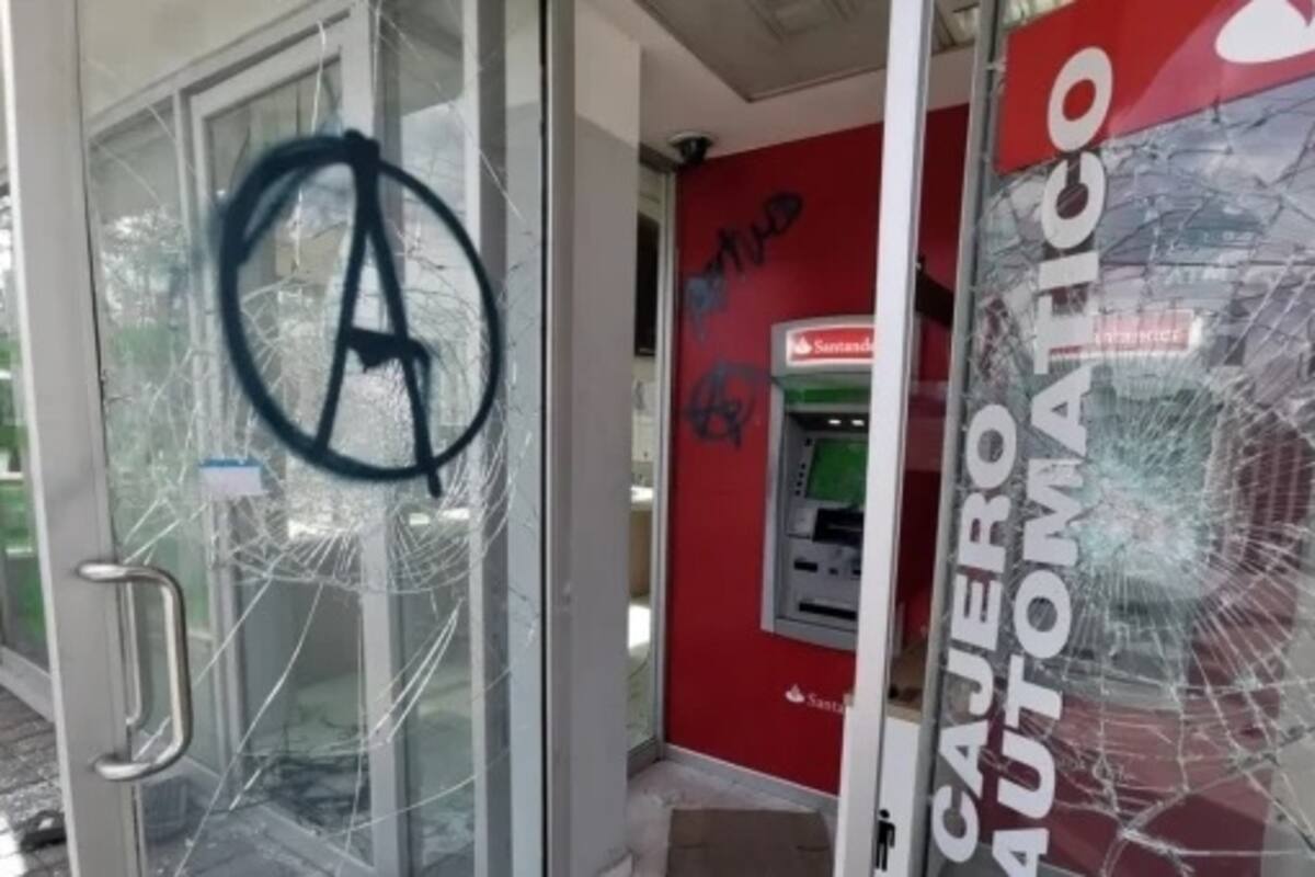 Encapuchados causan destrozos durante protesta contra violencia policial en Oaxaca