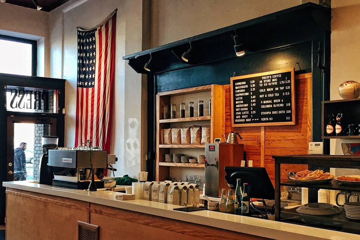 Cafetería pide a policías retirarse porque cliente se sentía ‘inseguro’