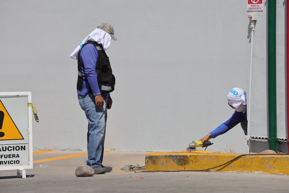 Trabajadores expuestos al sol se cubren con prendas. / Imagen de archivo.
