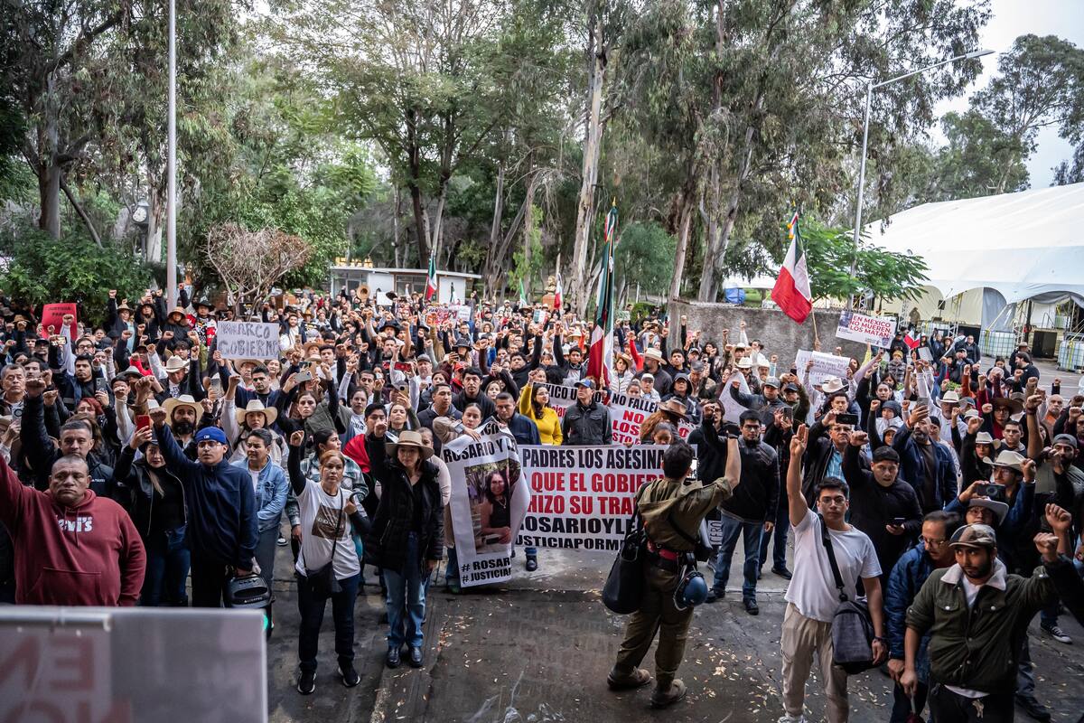 La concentración fue convocada para las 2:00 de la tarde y forma parte de una marcha pacífica en respuesta a la reciente muerte del alcalde Carlos Manzo. Foto: Border zoom