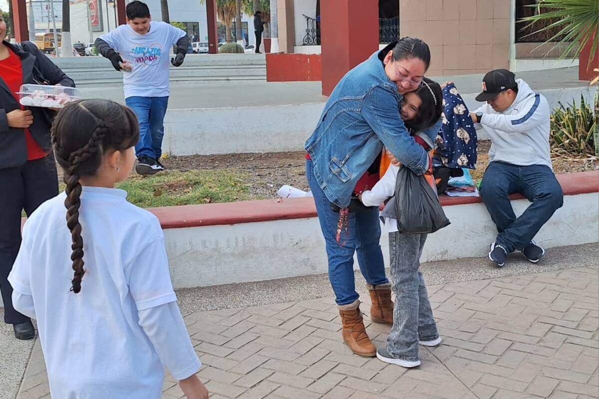 Navojoa: Con abrazos niños piden un alto a la violencia