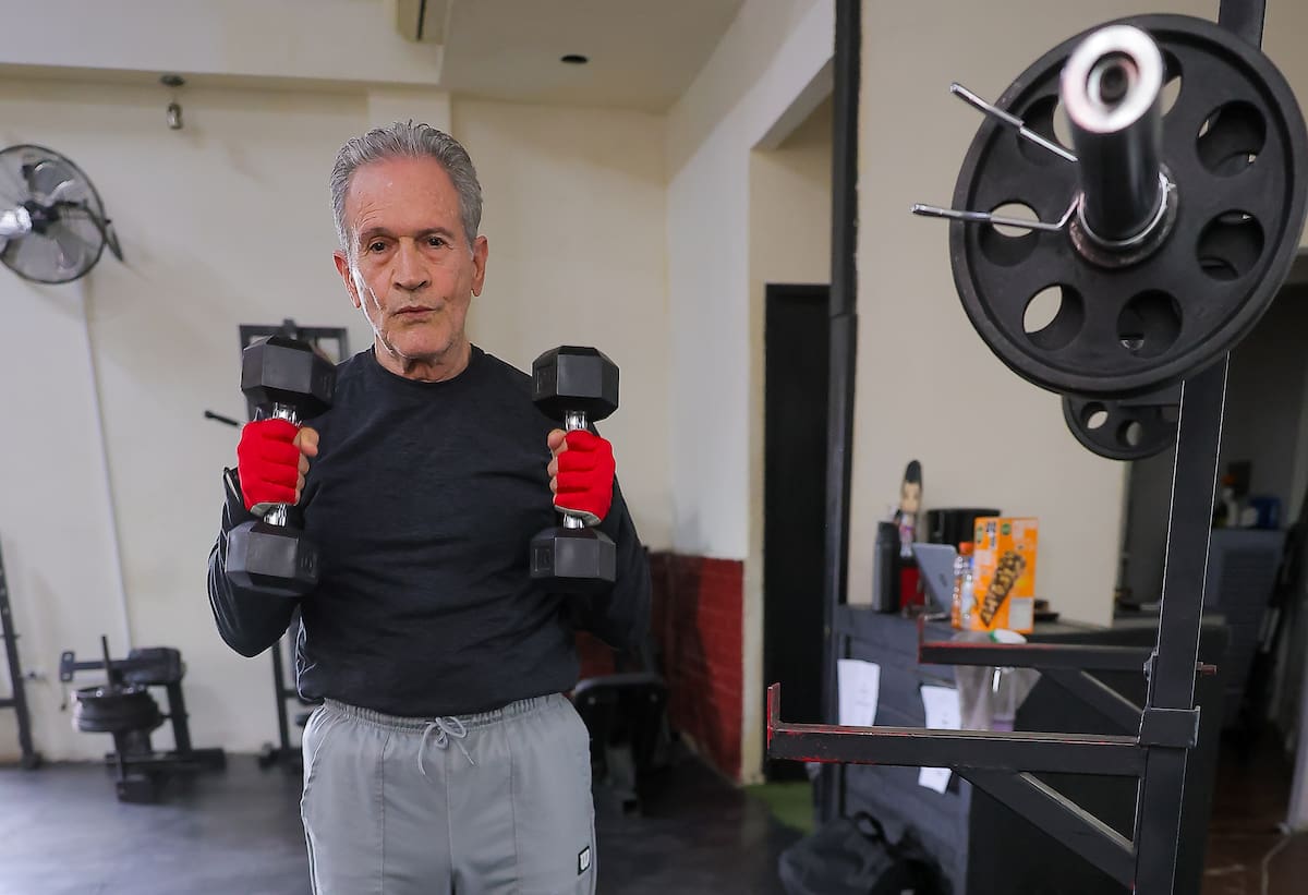 Como parte de su entrenamiento hace ejercicios de fuerza.