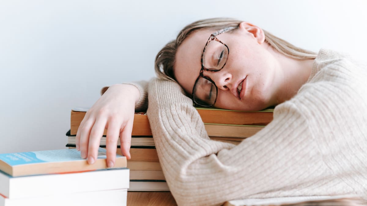 Un estudio publicado en The Lancet eBioMedicine reveló que la somnolencia diurna puede estar relacionada con la dieta más que con la falta de sueño o el estrés/Foto: Canva