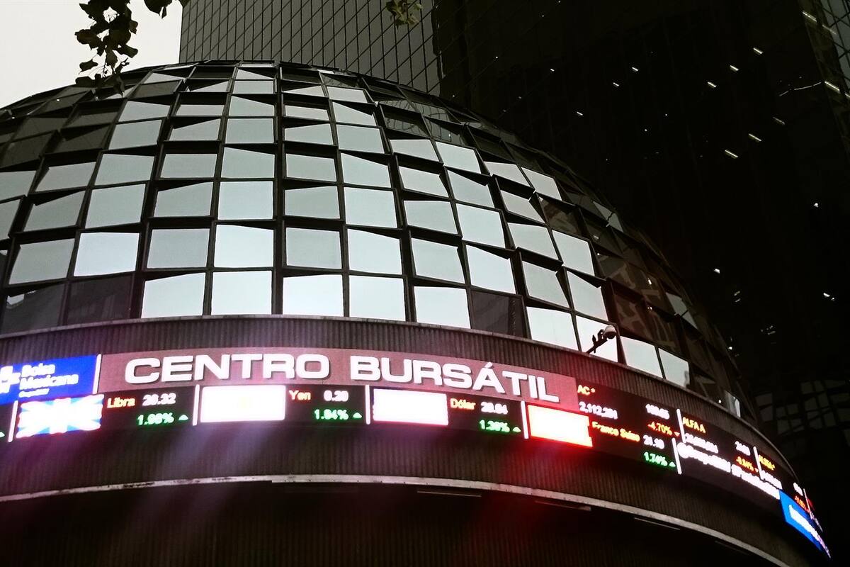 BMV gana 1.29 % y se apunta nuevo récord con 56 mil 536.68 puntos