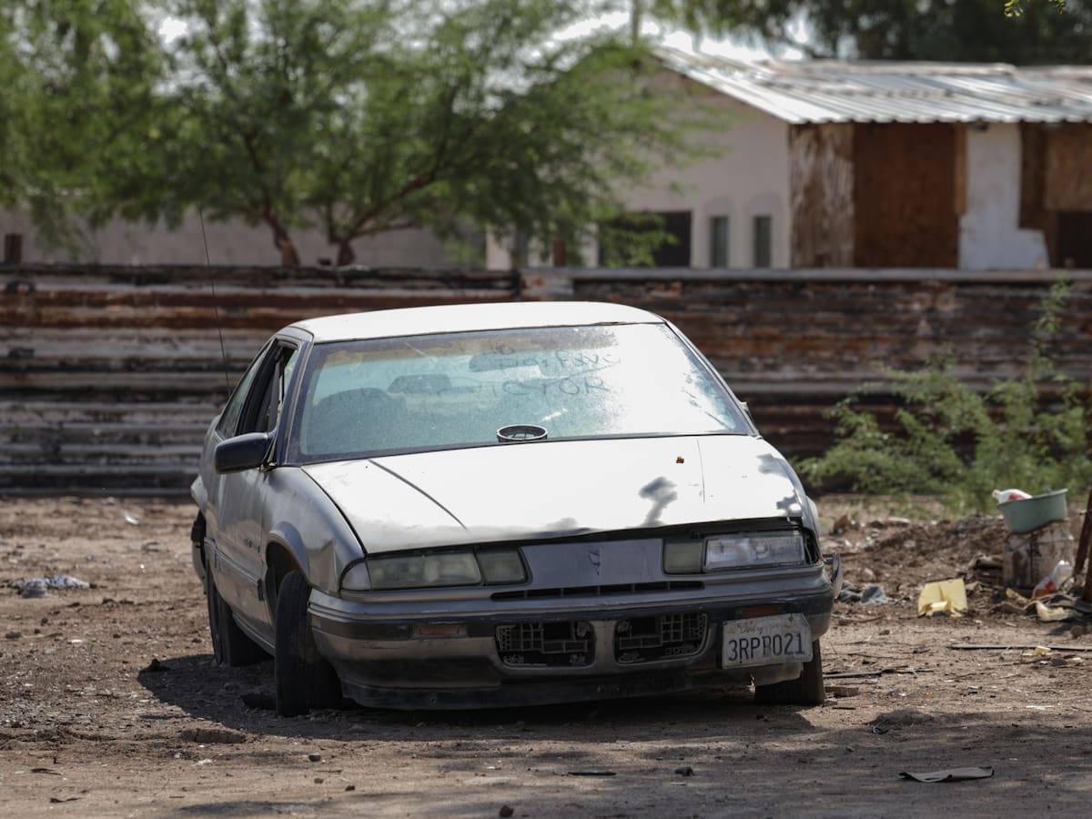 En la zona poniente de Mexicali también resulta común el abandono de vehículos en la calle, desmantelados o vandalizados. (Fotos: Javier Gallegos)