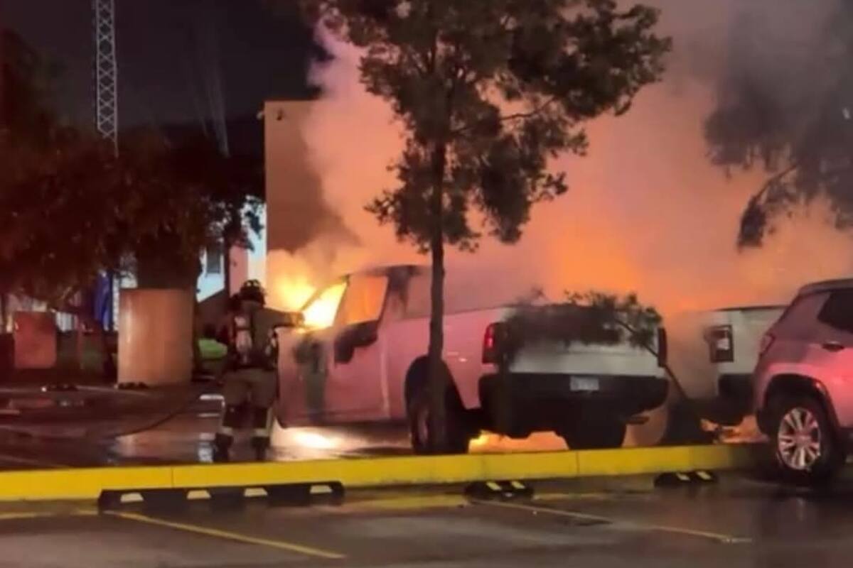 Se incendian dos patrullas de la Fiscalía General del Estado