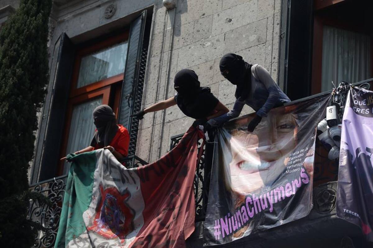 Grupo de manifestantes de CNDH se traslada a la Comisión de Víctimas