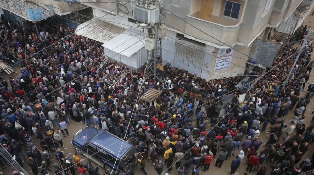 Cientos de palestinos se reúnen para comprar pan en una panadería en Deir al-Balah, Gaza, el 29 de noviembre de 2024. / Ashraf Amra-Anadolu-Getty Images