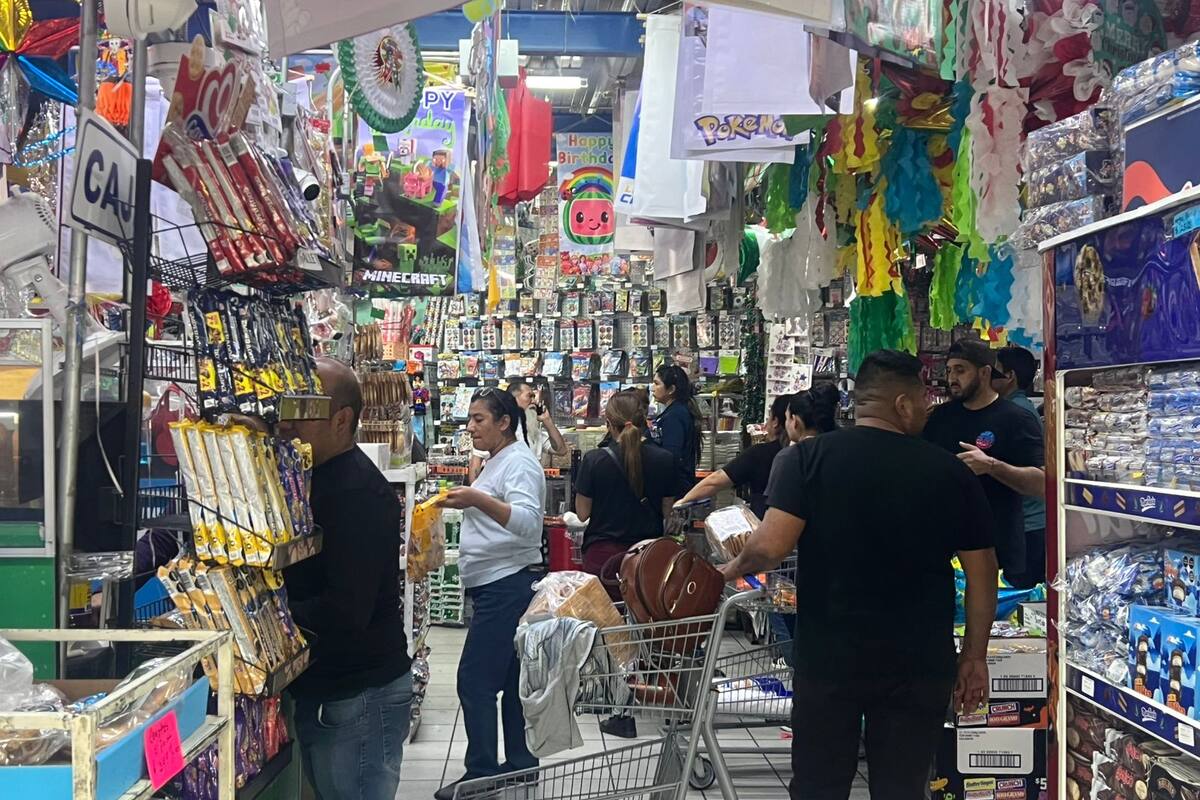 Gran flujo de gente en dulcerías de Mexicali