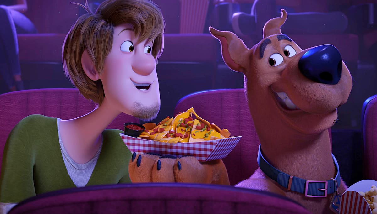 En esta imagen difundida por Warner Bros. Pictures, los personajes de Shaggy y Scooby-Doo en una escena de la cinta animada "Scoob!" (Warner Bros. Pictures vía AP)