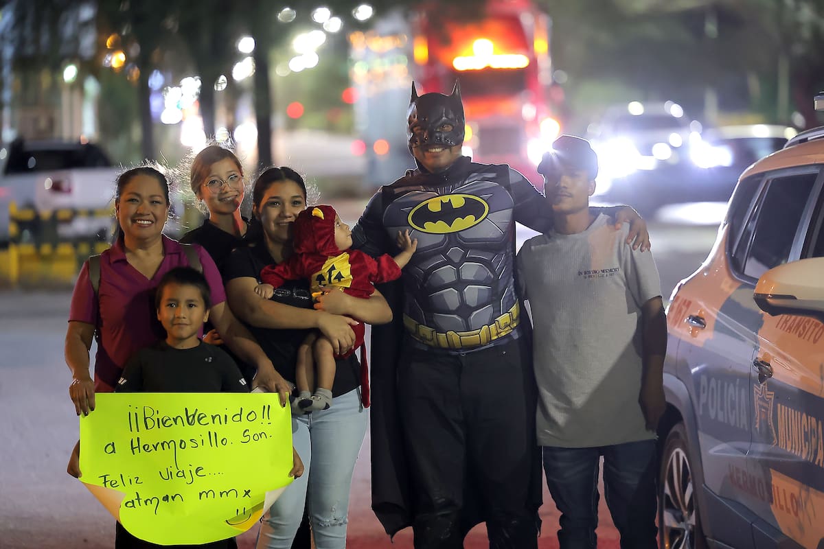 Ricardo Porras recorre el país enfundado en un disfraz de Batman, a su ingreso a Hermosillo, por la colonia Café combate fue recibido por seguidores que le llevaron cena y agua para que retome fuerzas. | Crédito: Eleazar Escobar