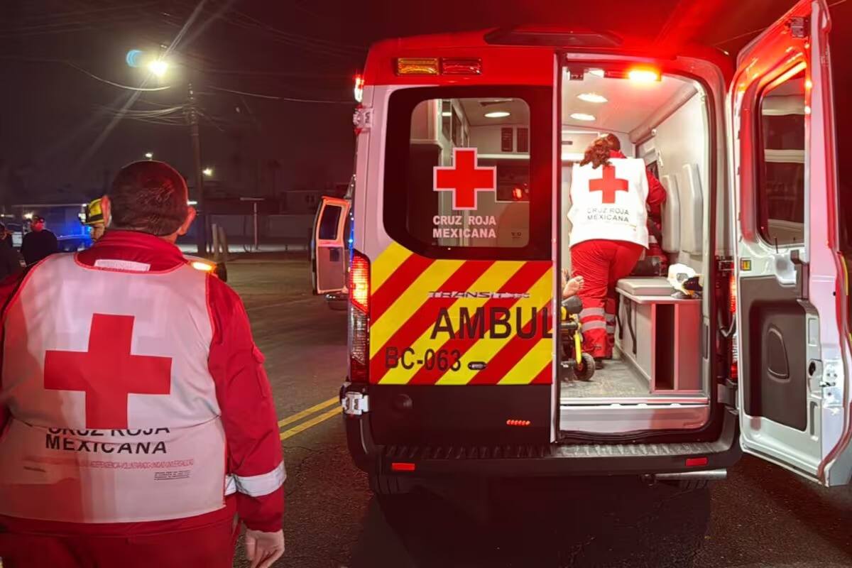 Rescata bomberos a mujer que se encontraba en el techo de un edificio en la calzada Cetys