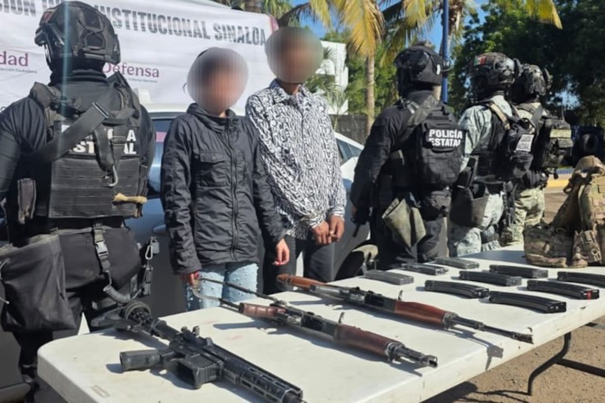 Pareja detenida en Navolato con fusiles AK-47, municiones y vehículos robados tras denuncia anónima