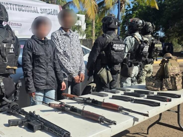 Pareja detenida en Navolato con fusiles AK-47, municiones y vehículos robados tras denuncia anónima