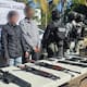 Pareja detenida en Navolato con fusiles AK-47, municiones y vehículos robados tras denuncia anónima