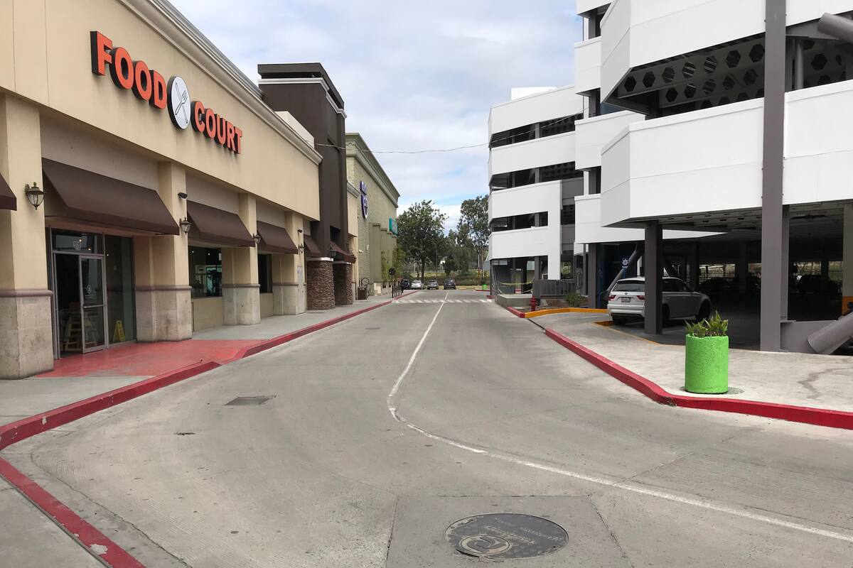 Plazas comerciales desérticas tras declaratoria sanitaria