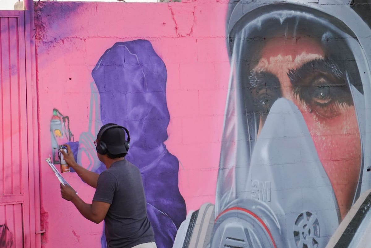El artista Eduardo Gómez, conocido como Serie y Chile Rage, pinta una obra que explora identidad y cultura fronteriza a través del graffiti. Foto: Border Zoom