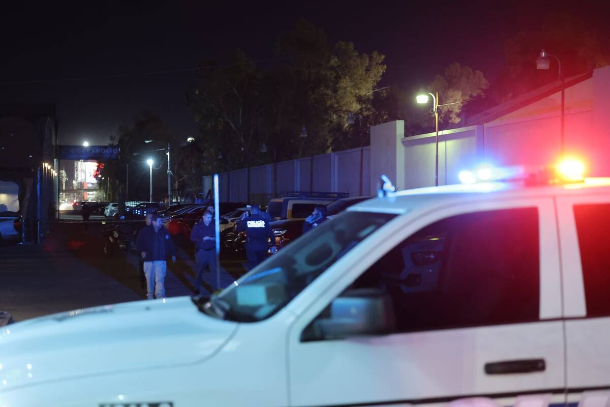 Hombre es asesinado a balazos en estacionamiento de bar en Los Pinos