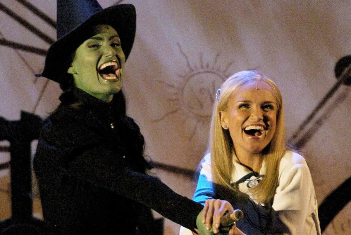 Idina Menzel y Kristin Chenoweth en el musical de Broadway “Wicked” (2003) / Instagram: @kchenoweth