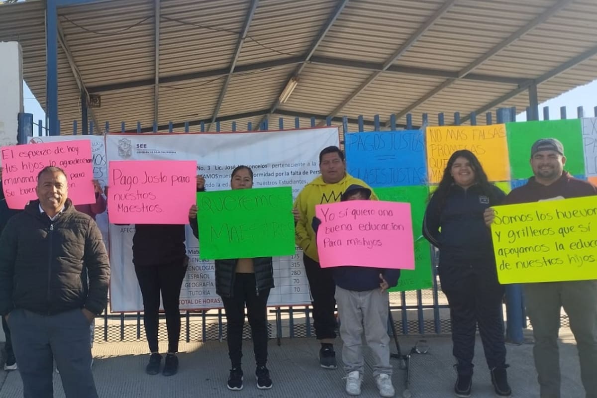 Padres de familia toman Secundaria 3 de Ensenada por falta de maestros