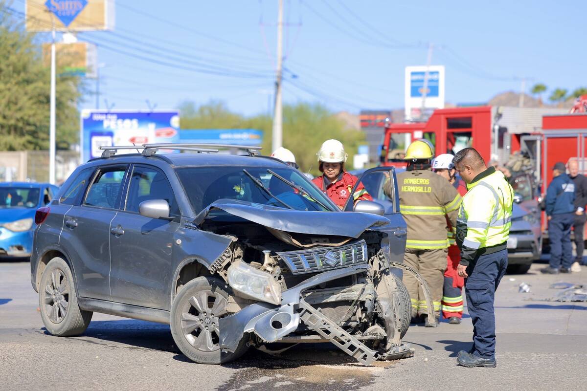 Adultos mayores involucrados en choque entre dos camionetas en bulevar Morelos