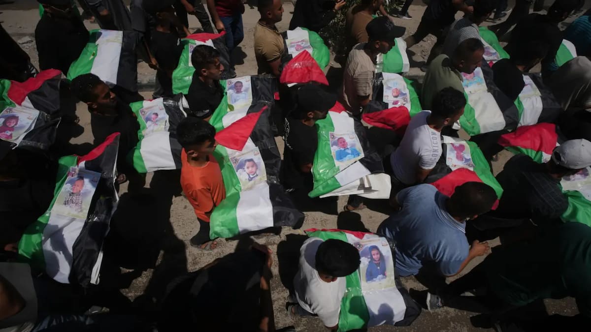 Cientos de palestinos participaron en el funeral de 112 personas, entre ellas 40 niñas y niños, cuyos restos fueron recuperados de los escombros en Ciudad de Gaza. (AP)