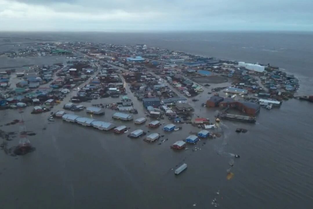 En esta fotografía aérea proporcionada por el Departamento de Transporte e Instalaciones Públicas de Alaska, la ciudad de Kotzebue, Alaska, sufre inundaciones el miércoles 8 de octubre de 2025. | Crédito: Departamento de Transporte e Instalaciones Públicas de Alaska vía AP