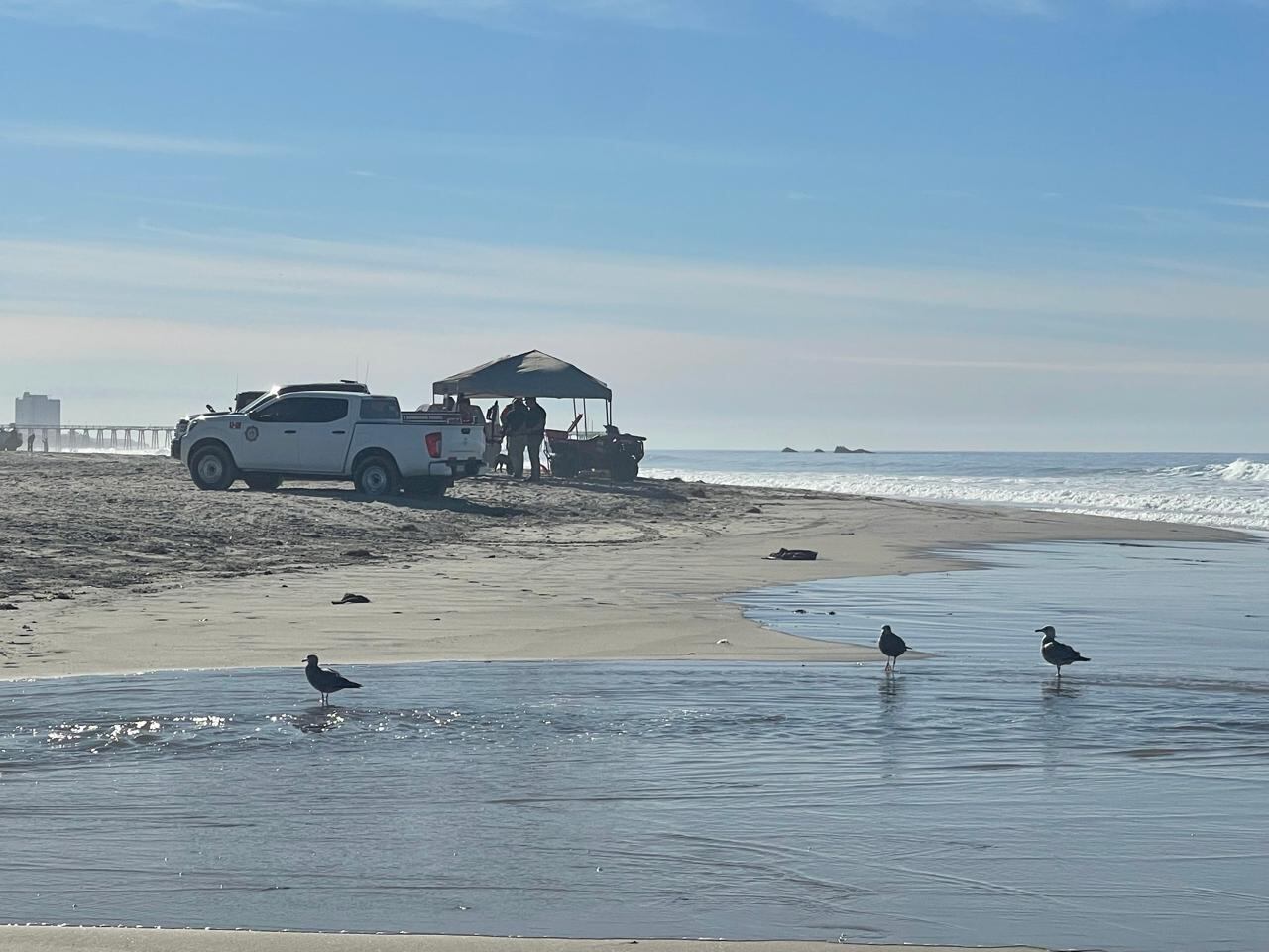 Protección Civil, rescate acuático y Marina mantienen operativos ampliados, con apoyo de drones, mientras la familia permanece en la zona. Foto: Carmen Gutiérrez