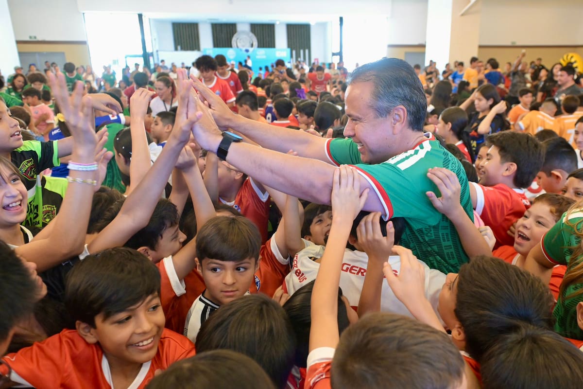 El alcalde Antonio Astiazarán Gutiérrez entrega uniformes a los equipos participantes del Mundialito H en Hermosillo. FOTO: ESPECIAL
