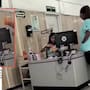 Exhiben a trabajadora del IMSS vendiendo “comida chatarra” en su escritorio durante su horario laboral y así reaccionó la institución, luego del video viral