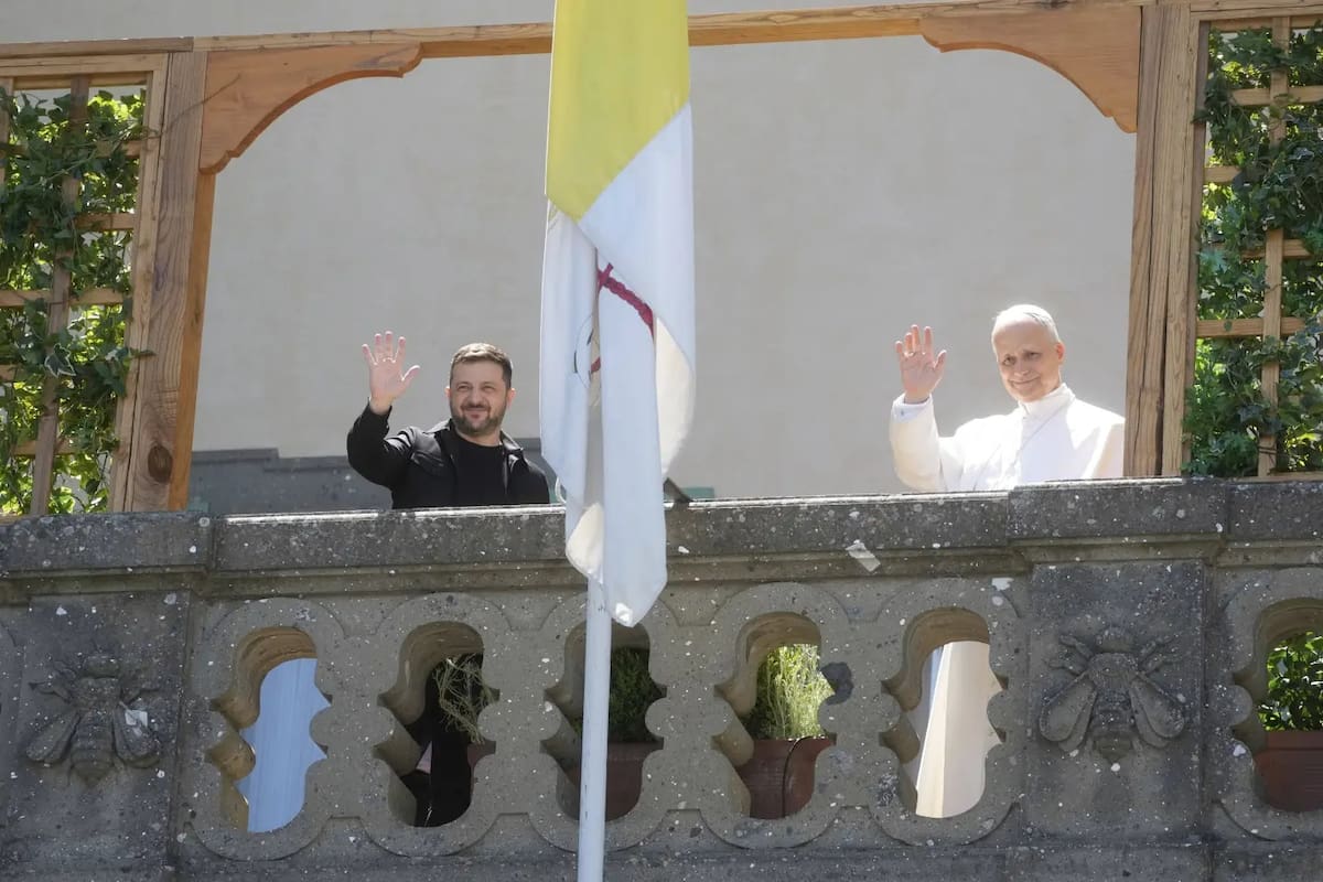El presidente de Ucrania, Volodímir Zelenski (izquierda), y el papa León XIV saludan a los periodistas durante su reunión en Castel Gandolfo, Italia, el miércoles 9 de julio de 2025. | Crédito: AP / Gregorio Borgia