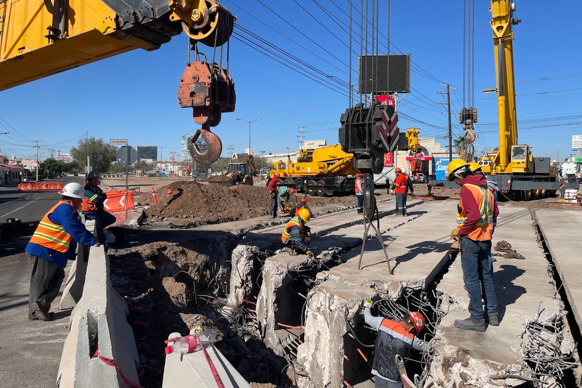 Anuncia Toño Astiazarán dobles turnos laborales en construcción de puente en Colosio y Solidaridad